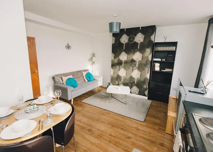 Luxury Central Luton - King-Size Apartment - Free Parking - Free Wi-Fi - Near Shops & Ltn Airport