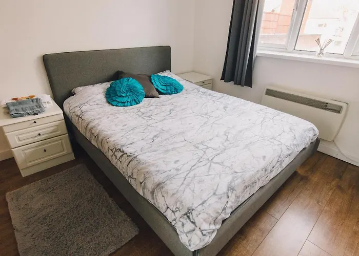 Luxury Central Luton - King-Size Apartment - Free Parking - Free Wi-Fi - Near Shops & Ltn Airport