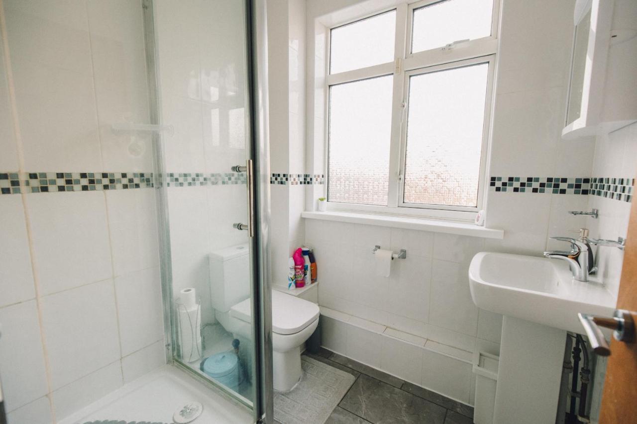 Luxury Luton - King-size - Free Parking - Free Wi-fi - Near Shops & Ltn Airport Apartment