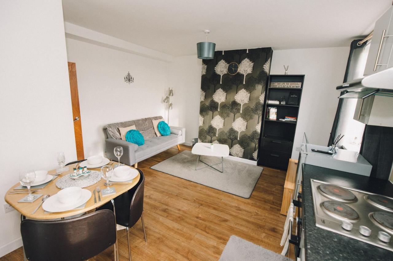 Luxury Luton - King-size - Free Parking - Free Wi-fi - Near Shops & Ltn Airport Apartment *